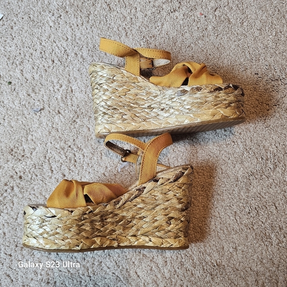 Buckled Wedge Platform Sandle size 6. - Picture 4 of 14